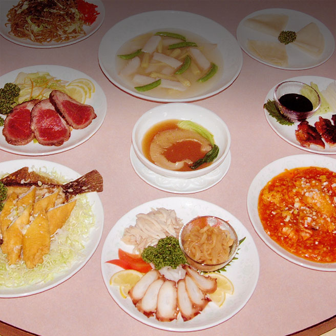 テーブルに並ぶ様々な中華料理