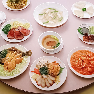 テーブルに並ぶ様々な中華料理