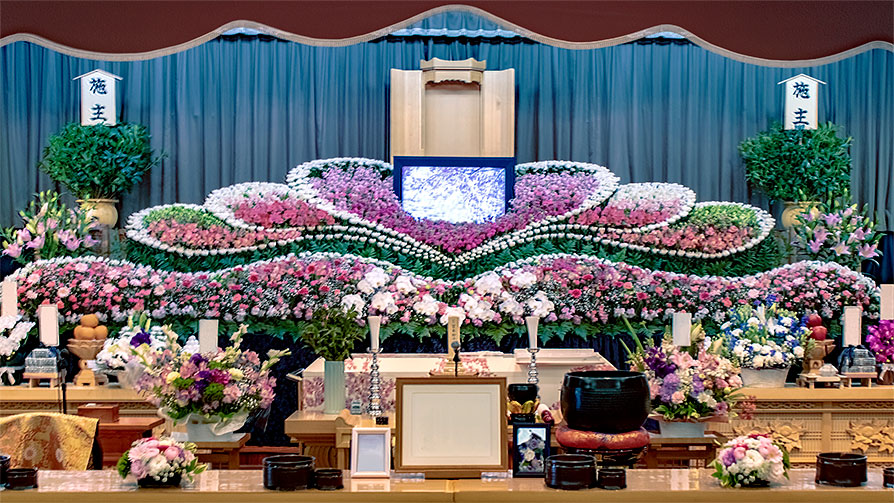 ピンク色の花が多く使われている中ホールの花祭壇
